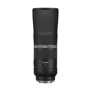 canon_rf_800mm_is_stm_02 The black Canon RF 800mm f/11 IS STM telephoto lens stands upright against a white background, highlighting its textured grip and control rings.