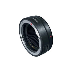 ef-rf-adapter Canon EF - EOS R -adapteri, jossa on musta muotoilu metallisilla korostuksilla ja elektronisilla koskettimilla, näkyy valkoisella pohjalla. Canon-logo ja kohdistuspisteet näkyvät sovittimen pinnalla.