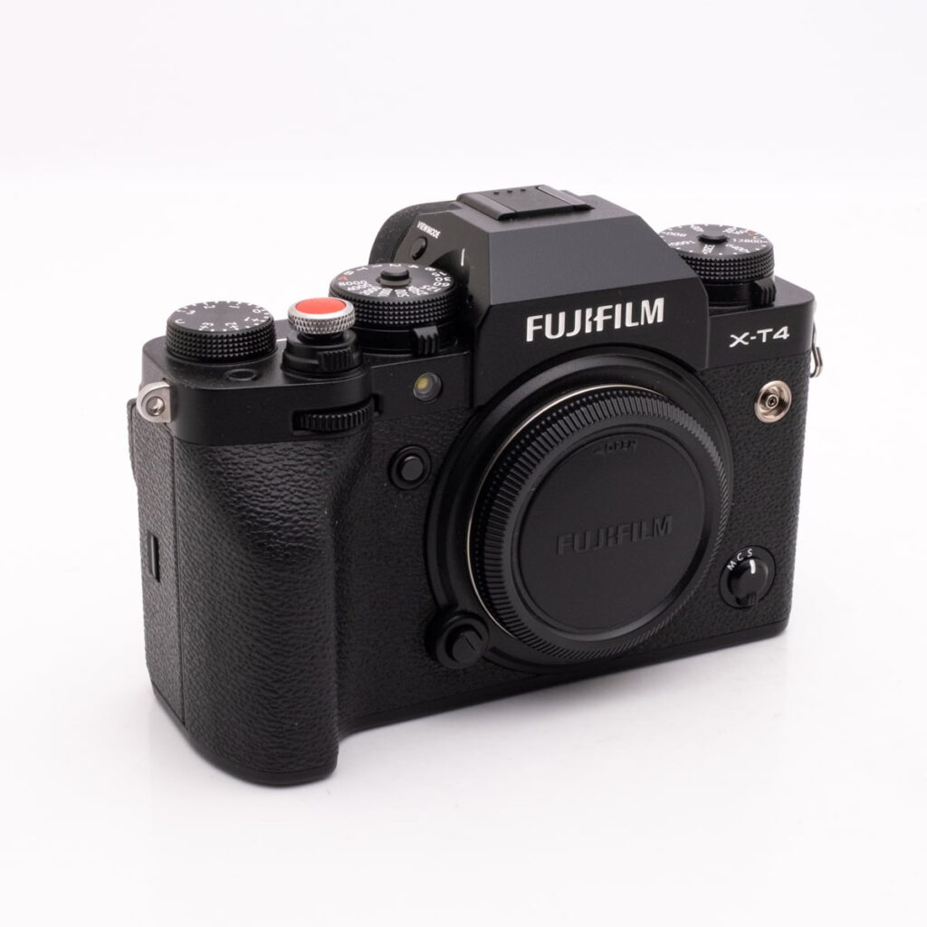 fuji_x-t4-1 Musta Fujifilm X-T4 (SC 3086, Kunto K4.5, sis.ALV24%) - Käytetty peilitön kamerarunko, jossa on useita säätimiä ja painikkeita, valkoisella pohjalla.