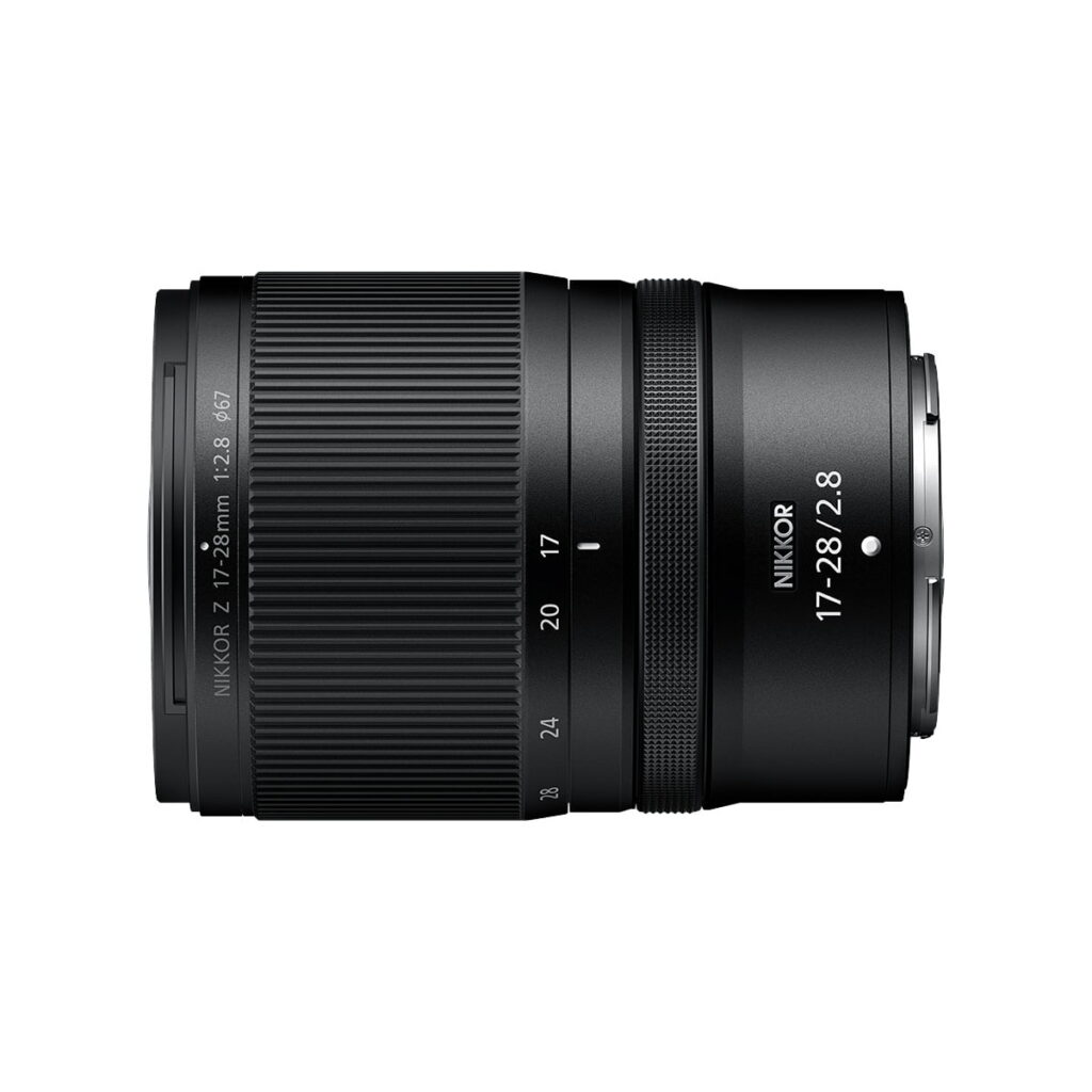 nikon_nikkor_z_17-28mm_f28_01 Nikon Nikkor Z 17-28mm f/2.8 -objektiivi näkyy sivukuvassa valkoista taustaa vasten, ja sen objektiivin merkinnät sekä tarkennus- ja zoomausrenkaat näkyvät selvästi.