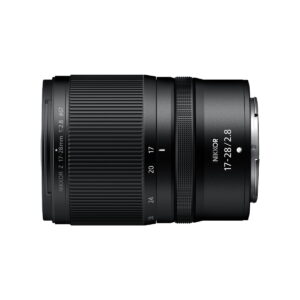 nikon_nikkor_z_17-28mm_f28_01 Nikon Nikkor Z 17-28mm f/2.8 -objektiivi näkyy sivukuvassa valkoista taustaa vasten, ja sen objektiivin merkinnät sekä tarkennus- ja zoomausrenkaat näkyvät selvästi.