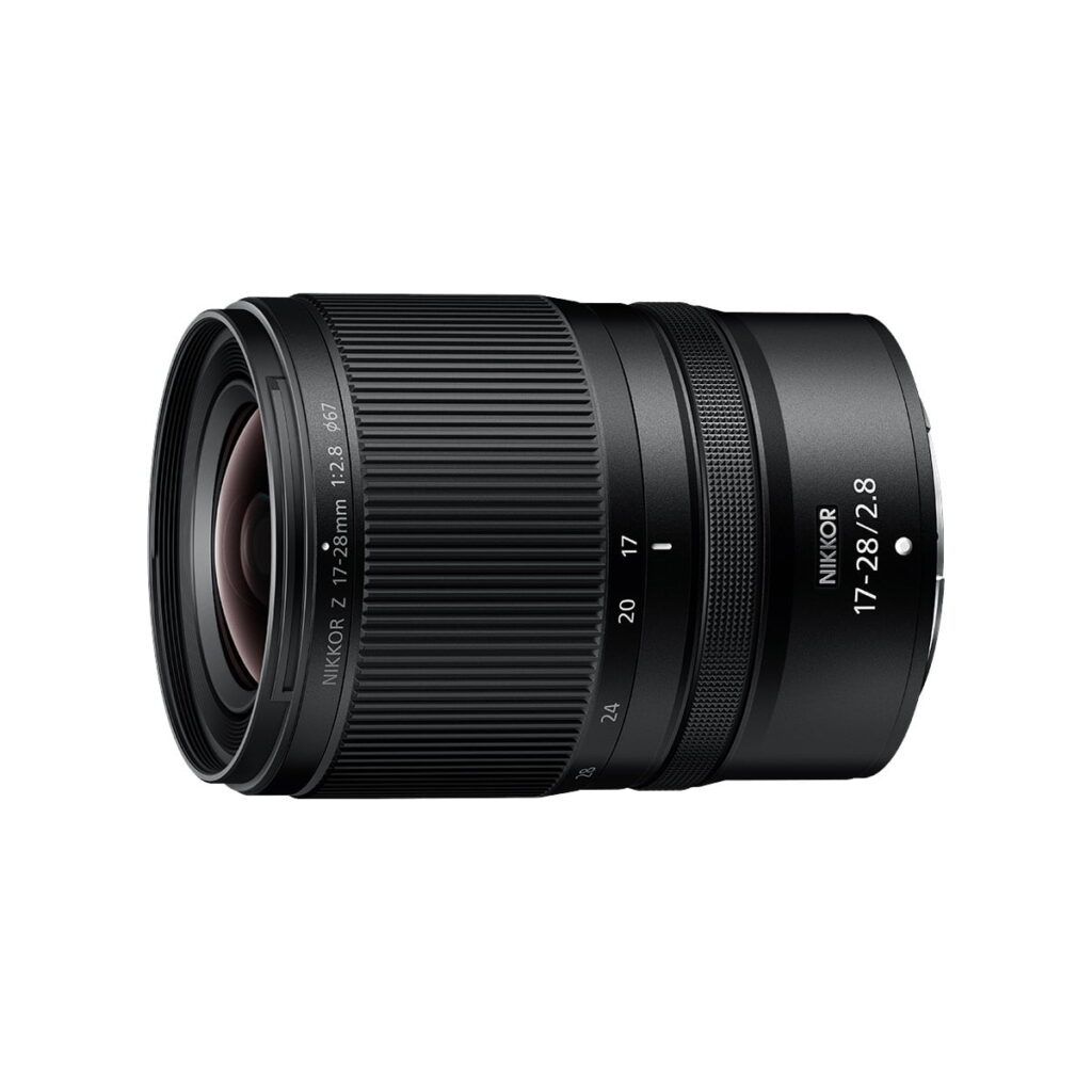 nikon_nikkor_z_17-28mm_f28_02 Nikon Nikkor Z 17-28mm f/2.8 -objektiivi näkyy valkoista taustaa vasten, jolloin zoomaus- ja tarkennusrenkaat sekä valkoiset malli- ja aukkomerkinnät korostuvat.