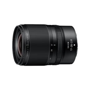 nikon_nikkor_z_17-28mm_f28_02 Nikon Nikkor Z 17-28mm f/2.8 -objektiivi näkyy valkoista taustaa vasten, jolloin zoomaus- ja tarkennusrenkaat sekä valkoiset malli- ja aukkomerkinnät korostuvat.