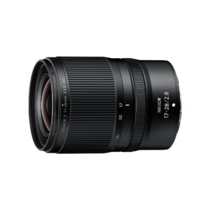 nikon_nikkor_z_17-28mm_f28_02 Nikon Nikkor Z 17-28mm f/2.8 -objektiivi näkyy valkoista taustaa vasten, jolloin zoomaus- ja tarkennusrenkaat sekä valkoiset malli- ja aukkomerkinnät korostuvat.