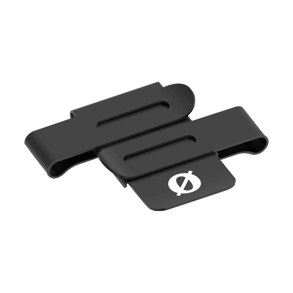 rode_flexclip_go_02 Rode FlexClip GO on musta metallinen rahaklipsi, jonka toisella puolella on valkoinen ristitty ympyräsymboli. Siinä on tyylikäs, minimalistinen muotoilu ja se näkyy valkoisella pohjalla.