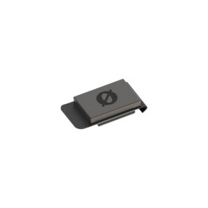 rode_flexclip_go_05 Rode FlexClip GO on ohut, suorakulmainen musta rahaklipsi, jossa on minimalistinen muotoilu ja ympyrä- ja viivasymboli yläosassa, joka näkyy valkoisella pohjalla.