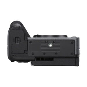 Sony FX30 -videokameran mustan rungon alareunan näkymä, jossa näkyy akkulokeron kansi, jalustakiinnike, kuvioidut pinnat ja useita portteja.