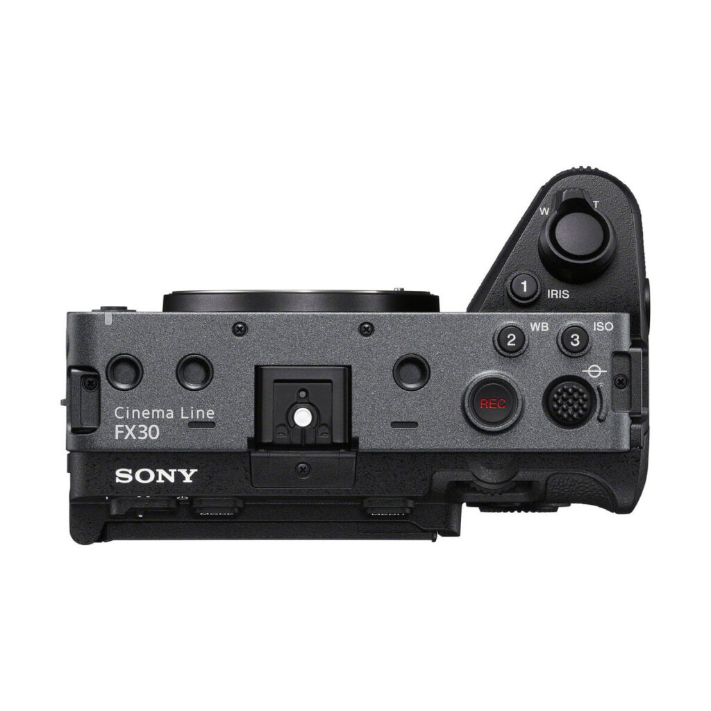 Sony FX30 -videokameran ylhäältä katsottuna ohjauspainikkeet, valintakiekot ja objektiivin kiinnitys sekä merkinnät, kuten REC, ISO, WB ja IRIS.