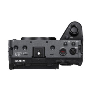 Sony FX30 -videokameran ylhäältä katsottuna ohjauspainikkeet, valintakiekot ja objektiivin kiinnitys sekä merkinnät, kuten REC, ISO, WB ja IRIS.