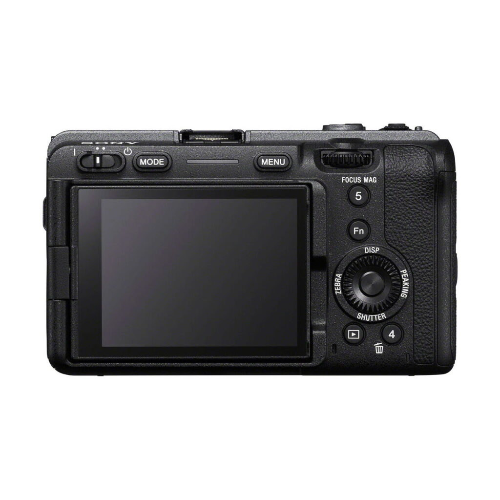 Lähikuvassa Sony FX30 -videokameran takaosasta näkyy LCD-näyttö, useita painikkeita ja säätimiä valkoista taustaa vasten.