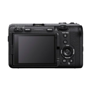 Lähikuvassa Sony FX30 -videokameran takaosasta näkyy LCD-näyttö, useita painikkeita ja säätimiä valkoista taustaa vasten.