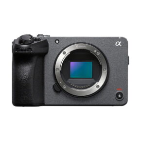 sony_fx30_kahvalla_06 Sony FX30 -videokameran rungon etukuva ilman objektiivia, jossa näkyy E-mount ja kuvakenno sekä kuvioitu kädensija ja näkyvät painikkeet ja säätimet.