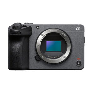Sony FX30 -videokameran rungon etukuva ilman objektiivia, jossa näkyy E-mount ja kuvakenno sekä kuvioitu kädensija ja näkyvät painikkeet ja säätimet.