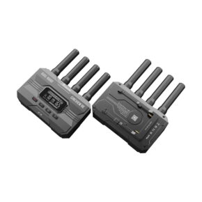 Kaksi mustaa Accsoon CineView HE WiFi Transmission HDMI -kaksikaistalähetintä, joissa kummassakin on neljä antennia, on esillä vierekkäin, ja niissä näkyvät digitaalinen etunäyttö ja painikkeet sekä takapuolen portit ja tuoteselosteet.