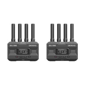Kaksi mustaa Accsoon CineView SE WiFi Transmission SDI/HDMI langatonta videolähetintä, joissa kummassakin on neljä antennia ja digitaalinäyttö, on sijoitettu vierekkäin valkoiselle taustalle.