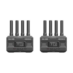 Kaksi mustaa Accsoon CineView SE WiFi Transmission SDI/HDMI langatonta videolähetintä, joissa kummassakin on neljä antennia ja digitaalinäyttö, on sijoitettu vierekkäin valkoiselle taustalle.