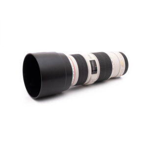 Canon EF 70-200 F4-1 Canon EF 70-200mm F4 IS USM - Käytetty valkoinen teleobjektiivi, johon on kiinnitetty musta huppu, valkoisella taustalla.