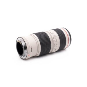 Canon EF 70-200 F4-3 Canon EF 70-200mm F4 IS USM (käytetty) valkoinen teleobjektiivi, jossa on musta kumikahva, säätökytkimet ja punainen rengas, on kuvattu kyljellään valkoista taustaa vasten.