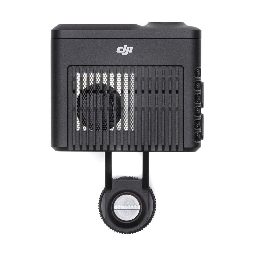 DJi_LiDAR_Range_Finder_for_RS_004 Mustassa DJI LiDAR Range Finder for RS -mallissa on vaakasuuntaiset tuuletusaukot, verkkokaiuttimen säleikkö, sivussa olevat ohjauspainikkeet ja pyöreä nuppi, joka on kiinnitetty alla olevaan pystyvarteen.
