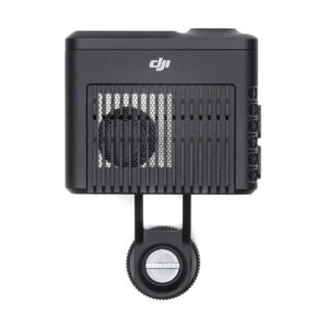 DJi_LiDAR_Range_Finder_for_RS_004 Mustassa DJI LiDAR Range Finder for RS -mallissa on vaakasuuntaiset tuuletusaukot, verkkokaiuttimen säleikkö, sivussa olevat ohjauspainikkeet ja pyöreä nuppi, joka on kiinnitetty alla olevaan pystyvarteen.