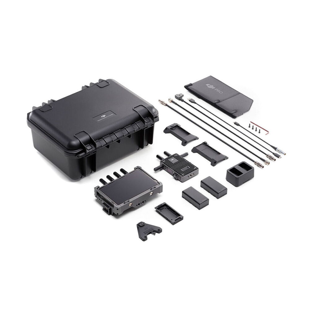 DJi_Transmission_Combo_001 DJI Transmission Combo, joka sisältää mustan kovan kotelon, elektroniset komponentit, kaapelit, antennit ja kiinnitystarvikkeet, on järjestetty siististi valkoiselle pinnalle järjestettyyn pakettiin.