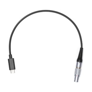 DJi_Transmission_Combo_013 DJI Transmission Combo musta kaapeli, jonka toisessa päässä on USB-C-liitin ja toisessa päässä hopeinen metallinen lukitusliitin, kuvassa valkoista taustaa vasten.
