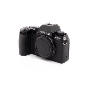 Fujifilm X-S10-1 Fujifilm X-S10 (SC 1189)- Käytetty digitaalikamera näkyy valkoisella taustalla. Mustaan kameraan ei ole kiinnitetty objektiivia, objektiivin kiinnityssuojus on paikallaan ja mallin nimi näkyy selvästi rungossa.