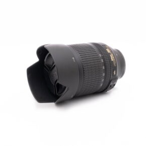 Canon EF 100-400mm f/4.5-5.6 L IS II USM - Käytetty musta DSLR-kameran objektiivi, jossa on terälehden muotoinen huppu ja polttovälin merkinnät valkoisella taustalla.