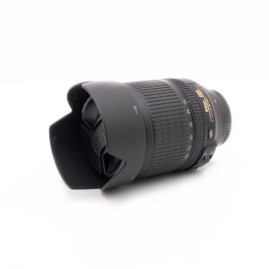 Nikkor 18-105-1 Canon EF 100-400mm f/4.5-5.6 L IS II USM - Käytetty musta DSLR-kameran objektiivi, jossa on terälehden muotoinen huppu ja polttovälin merkinnät valkoisella taustalla.