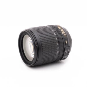 Nikkor 18-105-2 Canon EF 100-400mm f/4.5-5.6 L IS II USM - Käytetty musta DSLR-kameran zoom-objektiivi, jossa on kuvioitu kahva ja säätörenkaat ja jossa näkyy näkyvä objektiivilasi, näkyy valkoisella pohjalla.