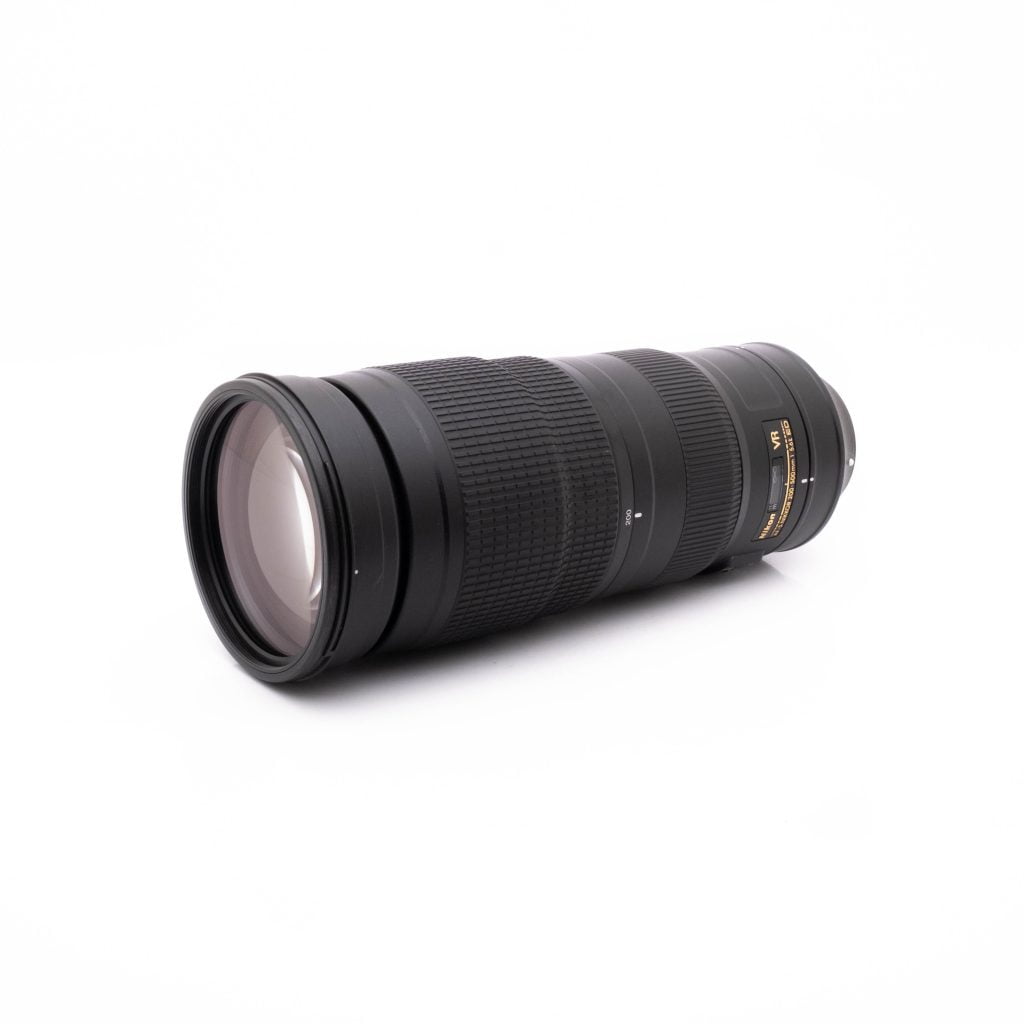 Nikkor 200-500mm-2 Nikon AF-S Nikkor 200-500mm f/5.6E ED VR - Käytetty zoom-objektiivi, jossa on kuvioidut kahvarenkaat ja kultainen teksti valkoisella pohjalla.