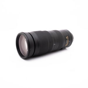 Nikkor 200-500mm-2 Nikon AF-S Nikkor 200-500mm f/5.6E ED VR - Käytetty zoom-objektiivi, jossa on kuvioidut kahvarenkaat ja kultainen teksti valkoisella pohjalla.