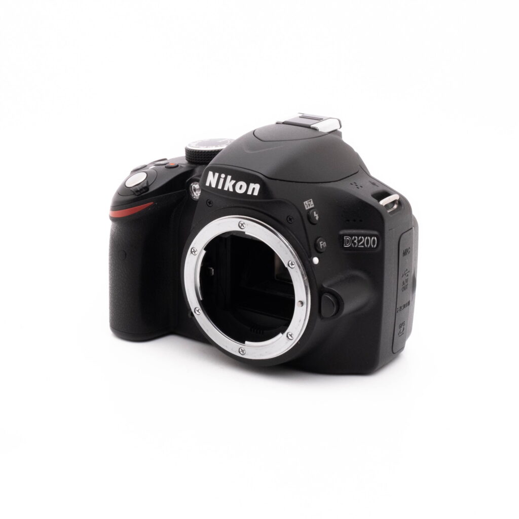 Nikon D3200 kit-3 Kuvassa on käytetty Nikon D3200 18-55 mm:n objektiivilla (SC 3378), jonka musta runko ja hallintalaitteet on asetettu valkoista taustaa vasten.