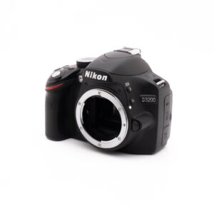 Nikon D3200 kit-3 Kuvassa on käytetty Nikon D3200 18-55 mm:n objektiivilla (SC 3378), jonka musta runko ja hallintalaitteet on asetettu valkoista taustaa vasten.