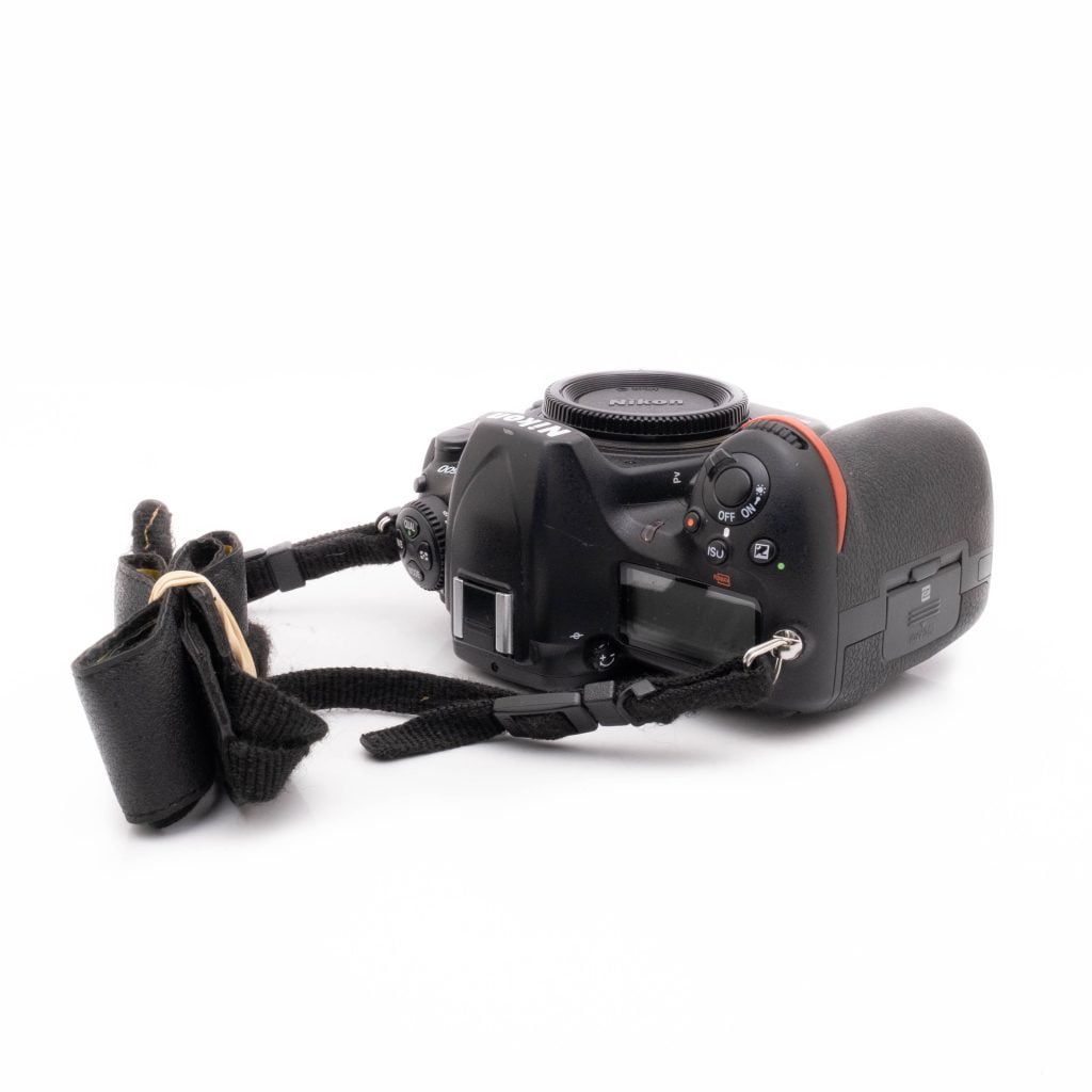 Nikon D500-4 Canon EF 100-400mm f/4.5-5.6 L IS II USM - Käytetty -objektiivi kuvattuna ylhäältä päin kuvattuna valkoisella taustalla, ilman kameran runkoa ja kamerahihna näkyvissä.