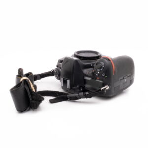 Nikon D500-4 Canon EF 100-400mm f/4.5-5.6 L IS II USM - Käytetty -objektiivi kuvattuna ylhäältä päin kuvattuna valkoisella taustalla, ilman kameran runkoa ja kamerahihna näkyvissä.