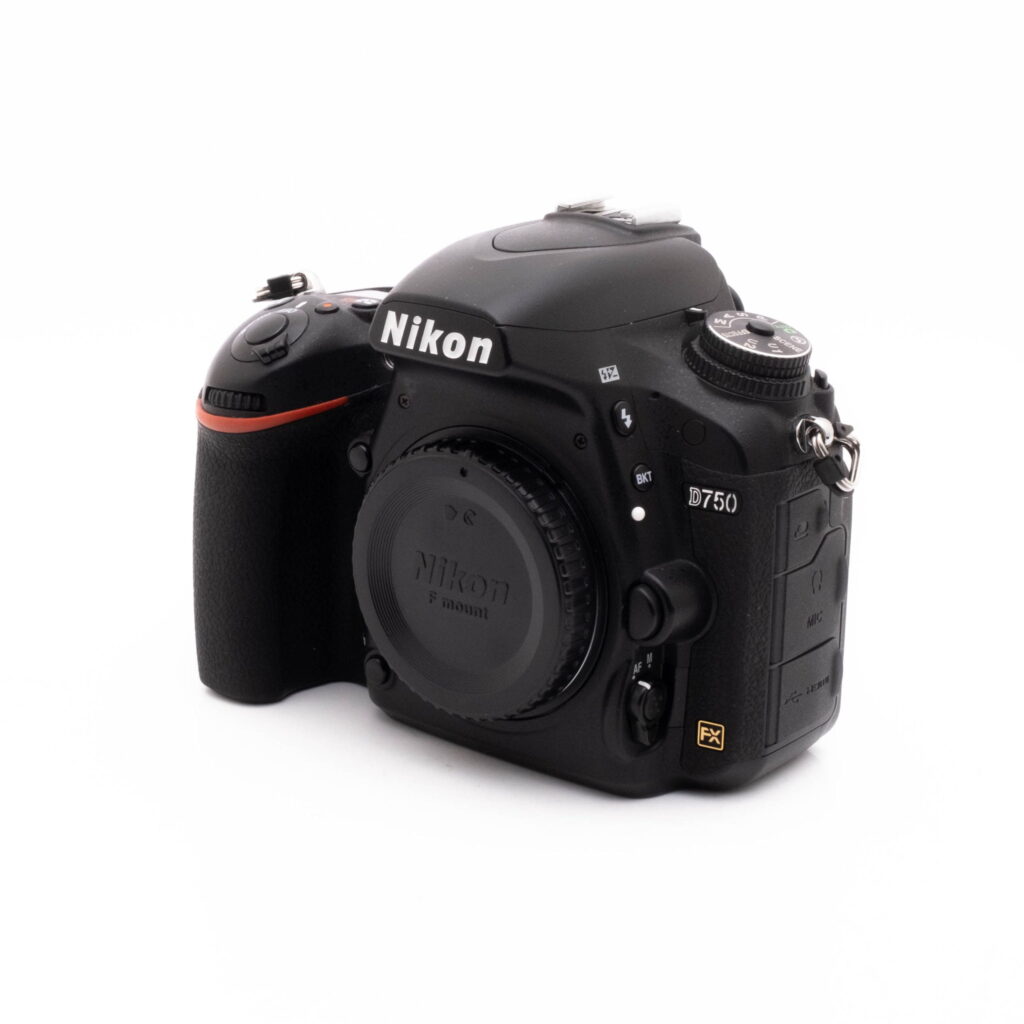 Nikon D750-1 Käytetty musta Nikon D750 (SC 101522) -kamerarunko, joka on näytetty vinossa valkoisella pohjalla ja jossa on ohjauspainikkeet ja kuvioitu kahva. Ei objektiivia kiinnitettynä.