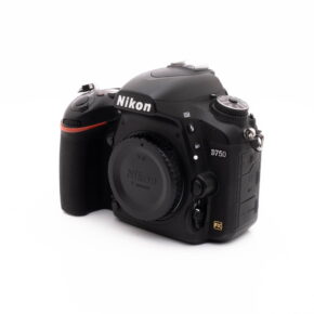 Nikon D750-1 Käytetty musta Nikon D750 (SC 101522) -kamerarunko, joka on näytetty vinossa valkoisella pohjalla ja jossa on ohjauspainikkeet ja kuvioitu kahva. Ei objektiivia kiinnitettynä.