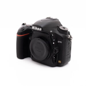 Nikon D750-1 Käytetty musta Nikon D750 (SC 101522) -kamerarunko, joka on näytetty vinossa valkoisella pohjalla ja jossa on ohjauspainikkeet ja kuvioitu kahva. Ei objektiivia kiinnitettynä.