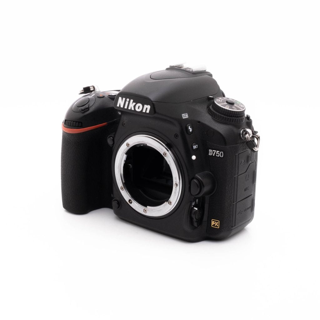 Nikon D750-2 Nikon D750 (SC 101522) - Käytetty DSLR-kameran runko ilman objektiivia, valkoisella pohjalla, jossa on näkyvissä säätimet, painikkeet ja objektiivin kiinnitys.