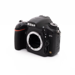 Nikon D750-2 Nikon D750 (SC 101522) - Käytetty DSLR-kameran runko ilman objektiivia, valkoisella pohjalla, jossa on näkyvissä säätimet, painikkeet ja objektiivin kiinnitys.