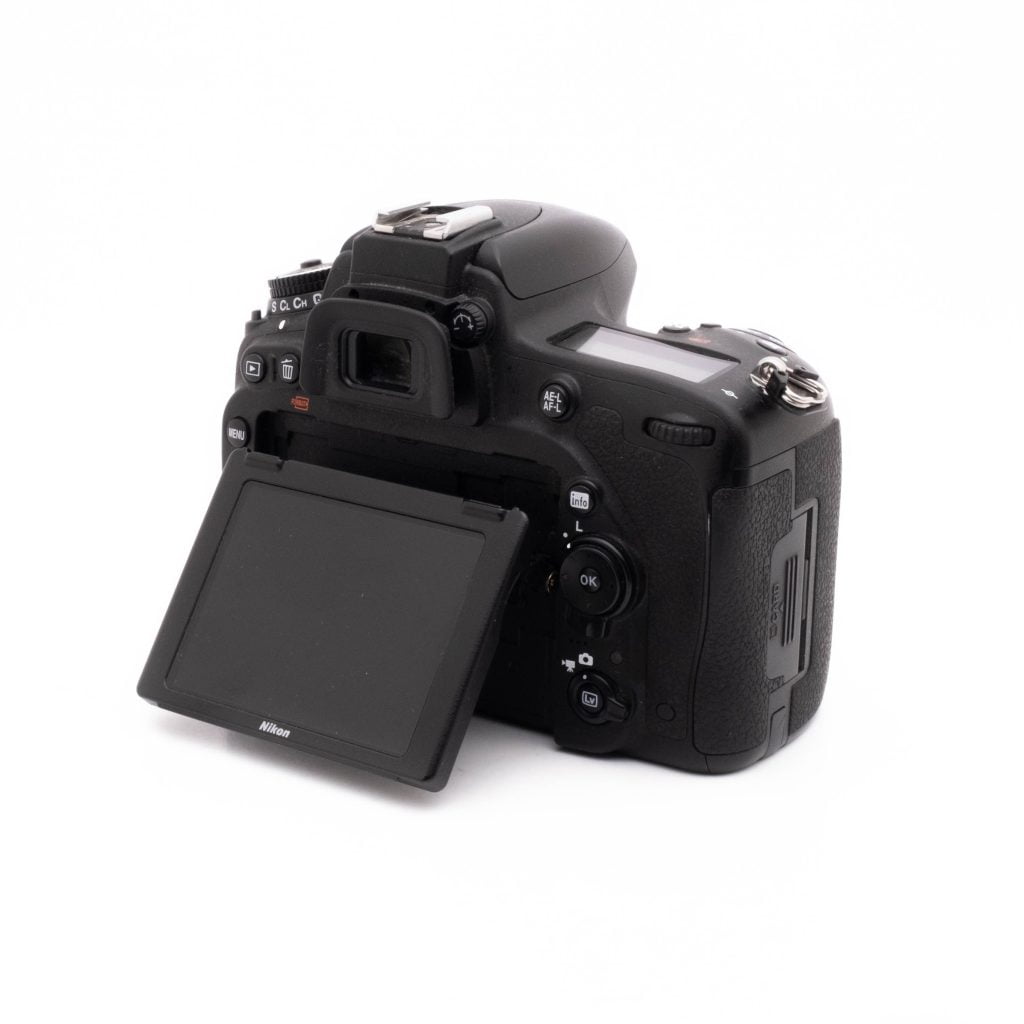Nikon D750-3 Nikon D750 (SC 101522) - Käytetty DSLR-kamera, musta, kuvattu takaa hieman oikealta, ulosvedetty LCD-näyttö ja eri ohjauspainikkeet ja valitsimet näkyvissä valkoisella pohjalla.