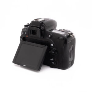 Nikon D750-3 Nikon D750 (SC 101522) - Käytetty DSLR-kamera, musta, kuvattu takaa hieman oikealta, ulosvedetty LCD-näyttö ja eri ohjauspainikkeet ja valitsimet näkyvissä valkoisella pohjalla.