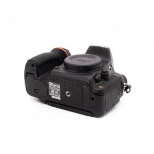 Nikon D750-4 Nikon D750 (SC 101522) - Käytetty musta DSLR-kamera alhaalta katsottuna valkoisella pohjalla, jossa näkyy akkulokero, kahva, jalustakiinnike ja eri portit.