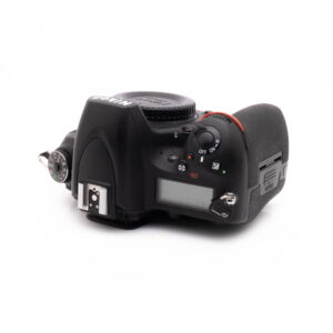 Nikon D750-5 Musta Nikon D750 (SC 101522) - Käytetty DSLR-kamerarunko ylhäältä katsottuna, jossa on valkokankaalla valintakiekot, painikkeet ja pieni nestekidenäyttö ilman kiinnitettyä objektiivia.