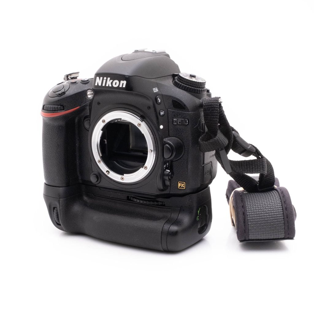 Nikon_D610-5 Nikon D610 + akkukahva (SC 26000) - Käytetty
