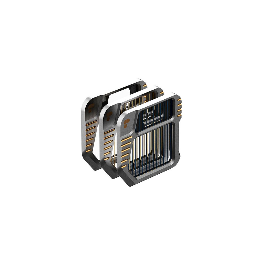 PolarPro_Mavic_3_Filter_FX_3-Pack_002 Kolmen PolarPro Mavic 3 Filter FX -suodattimen sarja, joissa jokaisessa on kultaiset korostukset ja jotka on järjestetty porrastetusti valkoiselle taustalle.