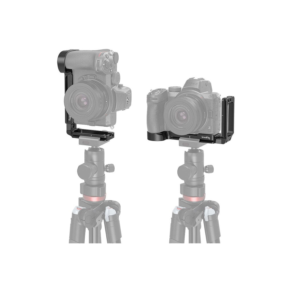 SmallRig_2947_L-Bracket_for_Nikon_Z5_Z6_Z7_Z6II_Z7II_002 Kaksi puoliksi läpinäkyvää kameraa jalustalla näyttää täysin näkyvän, korostetun mustan SmallRig 2947 L-kiinnikkeen Nikon Z5/Z6/Z7 & Z6II/Z7II:lle, sekä vaaka- että pystysuunnassa.