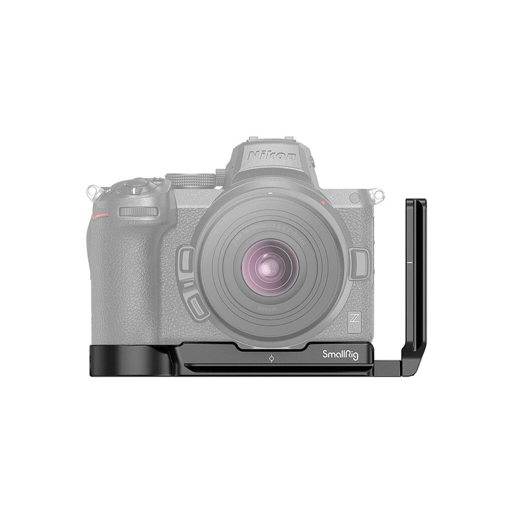 SmallRig_2947_L-Bracket_for_Nikon_Z5_Z6_Z7_Z6II_Z7II_006 Musta SmallRig 2947 L-kiinnike Nikon Z5/Z6/Z7 & Z6II/Z7II -kameroille on kiinnitetty Nikon-kameran jalustaan ja kylkeen, ja puoliksi läpinäkyvät osat korostavat kiinnikkeen sopivuutta. Objektiivi on suunnattu eteenpäin.