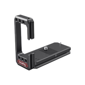 SmallRig_2976_L-Bracket_for_Canon_EOS_R5_R6_R5C_001 SmallRig 2976 L-kiinnike Canon EOS R5:lle, R6:lle ja R5C:lle on musta metallinen L-muotoinen kiinnike, jossa on kiinnitysruuvi ja punainen SmallRig-logo ja joka on suunniteltu kameroiden kiinnittämiseen jalustoihin tai muihin varusteisiin. Kuvattu valkoisella pohjalla.